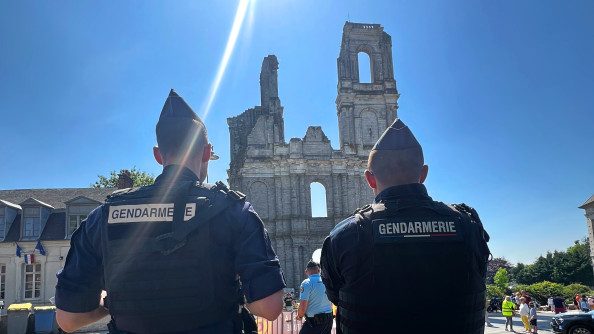 Gendarmes en sécurisation devant l'abbaye de Mont Saint-Eloi