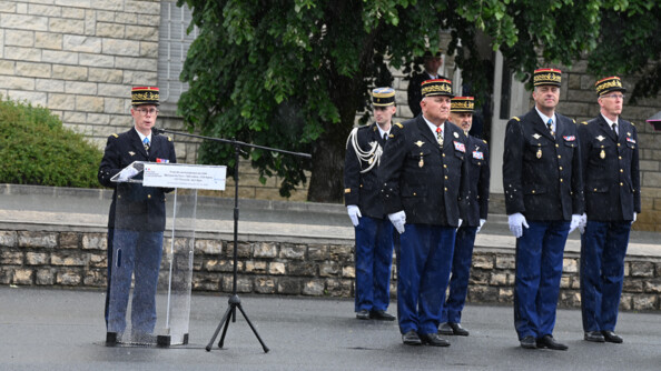 Le major général de la gendarmerie lit l'ordre du jour, tandis q'à sa gauche sont rassemblés au garde-à-vous plus officiers généraux