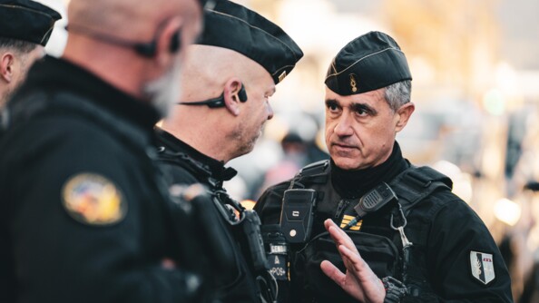 Capitaine de gendarmerie mobile donnant des consignes.