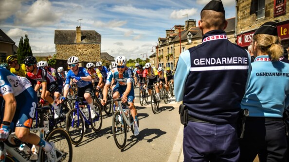 Gendarmes de dos au moment du passage de la course
