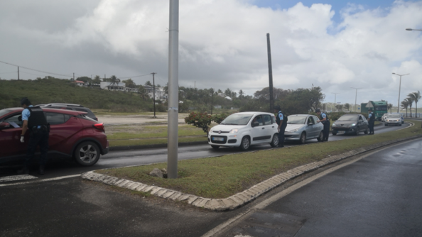 Guadeloupe : des patrouilles de gendarmerie sont déployées partout en Guadeloupe et dans les Îles du Nord, afin de faire respecter les préconisations obligatoires, procéder à la vérification des attestations individuelles ou professionnelles sur l’honneur et verbaliser les récalcitrants.