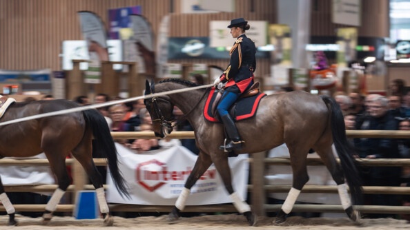 Une gendarme de la Garde Républicaine à cheval.