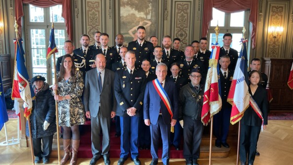 Photo de groupe à la mairie de Courbevoie après la cérémonie de parrainage, par cette ville, de l’Escadron de gendarmerie mobile (EGM) 16/1, unité du groupement blindé de gendarmerie mobile de Versailles-Satory s’est déroulée le mercredi 27 mars 2024.