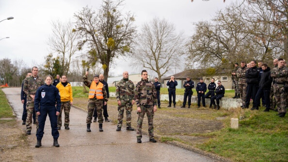 Gendarmes et policiers protègent le porteur d'une flamme olympique fictive lors d'un exercice.