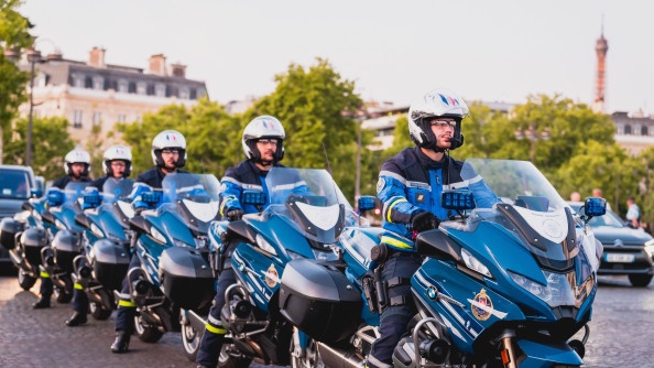 Motocyclistes de l'escorte présidentielle sur les Champs Elysées lors des répétitions du défilé du 14 juillet