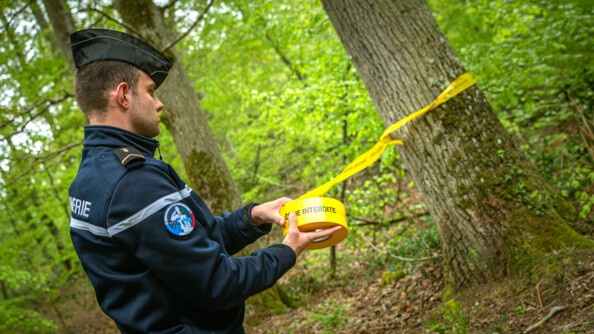 Pose d'un ruban zone interdite par un gendarme départemental