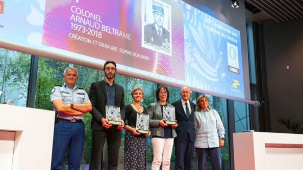 Photo de groupe avec le général Lettermannn chef du SIRPA, la mère et le frère d'Arnaud Beltrame, la réalisatrice du timbre et Philippe Wahl, directeur général du Groupe La Poste