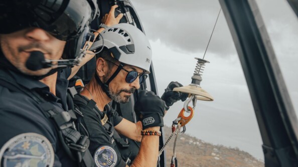 Gendarmes dans un hélicoptère avant une intervention sur les réseaux de communication.