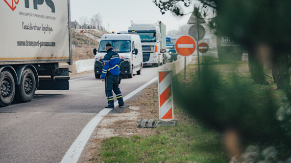 Un gendarme g&egrave;re les flux sur un contr&ocirc;le routier.