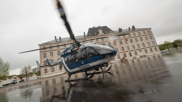 hélicoptère en premier plan devant l'état-major de l'EOGN