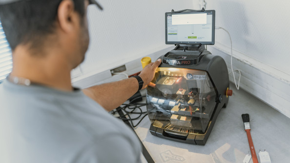 Sam utilisant une machine de gravage.