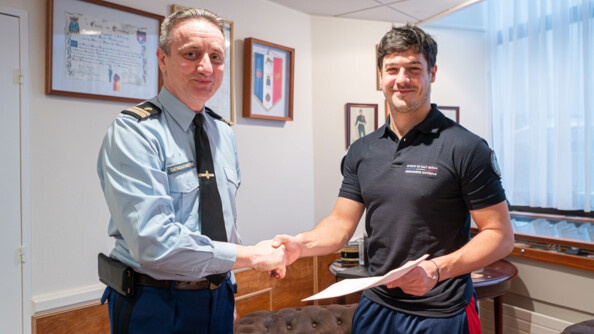 Maxime Pauty, sportif de haut niveau de la Défense, serre la main du colonel commandant le 2e regiment d'infanterie de la Garde républicaine