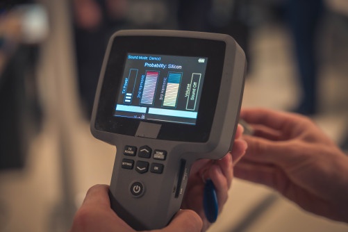 Appareil permettant de détecter les ondes générées par un outil informatique