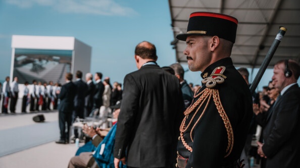 sur l'esplanade de la cérémonie, derrière les autorités, un gendarme de la garde républicaine en tenue d'apparat, observe la foule.