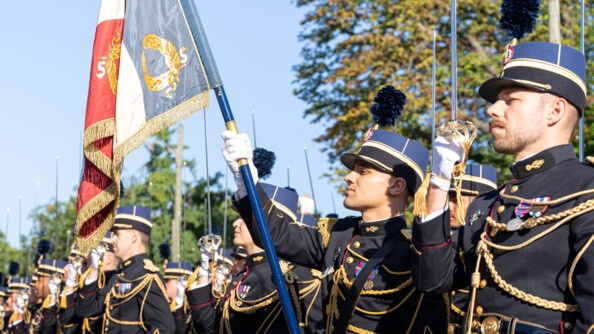 Les élé=èves officiers de la gendarmerie nationale au présentez sabres. Au premier plan, le porte-drapeau