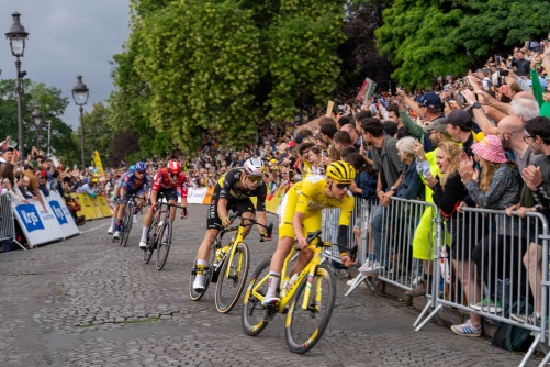 Peloton du Tour de France hommes 2025 dans les rues de la capitale