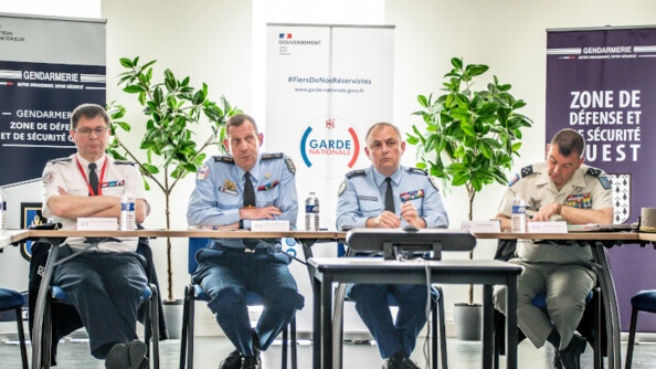 De gauche à droite sont assis, un commissaire de police, le général de division Louis-Mathieu Gaspari, secrétaire général de la Garde Nationale, le général de corps d’armée Hubert Bonneau, commandant la région de gendarmerie de Bretagne et la gendarmerie pour la zone de défense et de sécurité Ouest et le général de corps d’armée Laurent Michon, officier général de la zone de défense et de sécurité Ouest