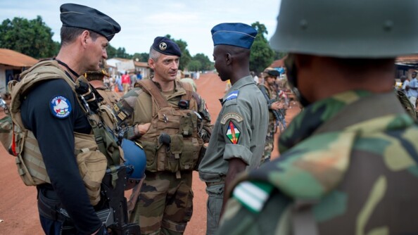 Quelque 600 militaires de la gendarmerie sont actuellement déployés à travers le monde, que ce soit dans les services de sécurité intérieure, au sein des organisations internationales, en opérations extérieures, au sein de 21 missions civiles et militaires, prioritairement dans la zone sahélienne, en renfort dans le cadre de missions de courte durée, ou affectés à la sécurité des emprises diplomatiques. Ce dossier présente la stratégie menée par la gendarmerie à l’international, avec pour objectif principal un retour en sécurité intérieure. Il détaille, à cette occasion, les projets européens Empact, au sein desquels la gendarmerie a pris une place d’importance, en obtenant, pour la première fois, la conduite de deux projets européens majeurs dans la lutte contre la criminalité organisée.