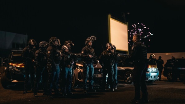 Des gendarmes en tenue d'intervention en train d'écouter le briefing de leur commandant.
