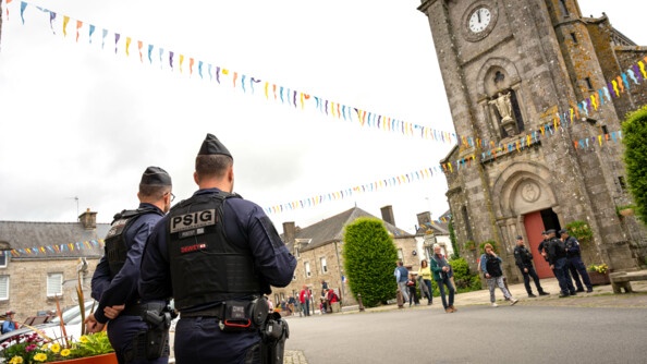 Des gendarmes du PSIG Pontivy aux abords de l'église de Plumelec en patrouille pédestre