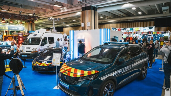 Deux voitures de la gendarmerie - une Alpine et une 3008- ainsi qu'une camionnette blanche de la gendarmerie sont exposées au Mondial de l'Auto de Paris 2024.