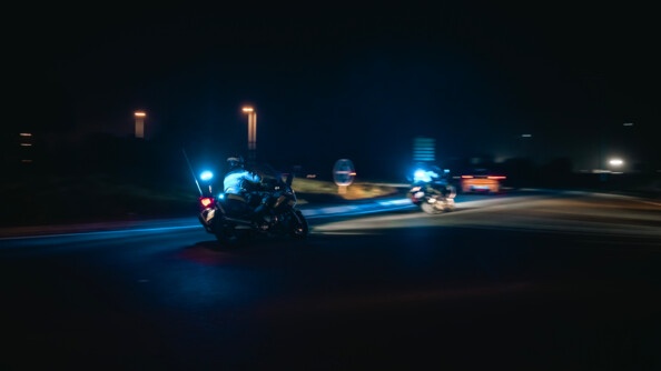 Motocyclistes autour d'un rond-point.