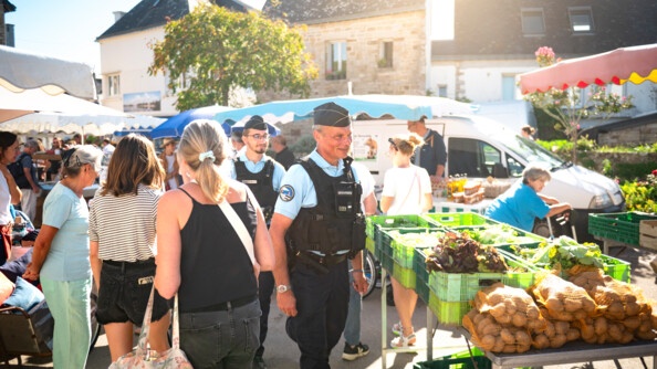 Patrouille à pied de deux gendarmes du poste provisoire sur le marché de l'Île aux Moines.