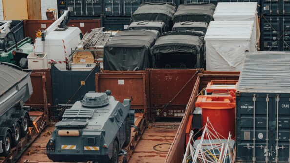 Vue en plong&eacute;e sur un porte-container o&ugrave; se trouvent un VBRG