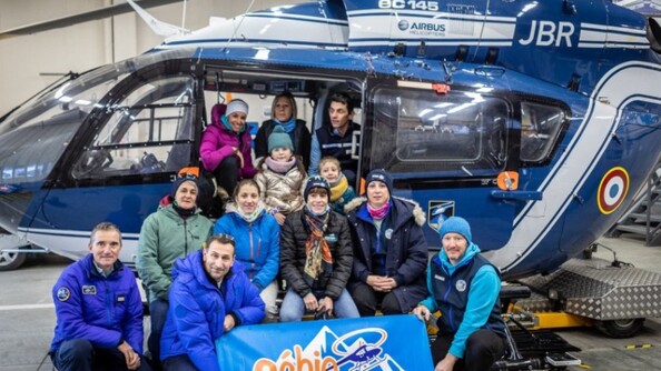 Les orphelins de la gendarmerie posent devant un hélicoptère Choucas à l'occasion d'une visite de l'hélistation de Chamonix.