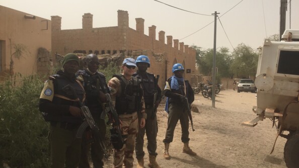 Un gendarme entouré de quatre membres de la patrouille, armés, dans les rues de Tombouctou.