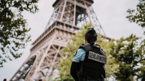 Une gendarme devant la tour Eiffel