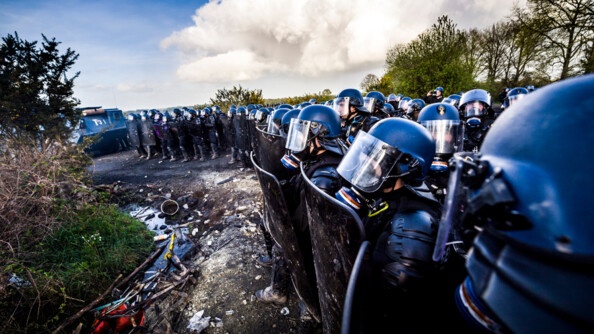 Au 1er avril 2018, date de la fin de la trêve hivernale, les occupants illégaux de l’ex-ZAD n’ont toujours pas régularisé leur situation. La gendarmerie reçoit pour mission d’accompagner et de sécuriser les procédures d’expulsions et de déconstruction de squats. La manœuvre, lancée le 9 avril, a été planifiée de longue date afin d’anticiper un large éventail d’hypothèses et intervenir en toute sécurité.