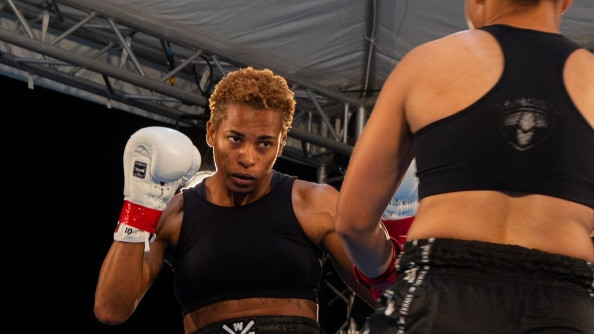 La championne sur le ring face à son adversaire.