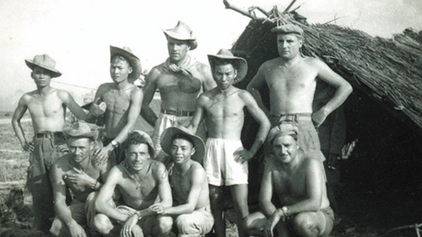 Gendarmes en poste en Indochine avec des troupes auxiliaires autochtones.