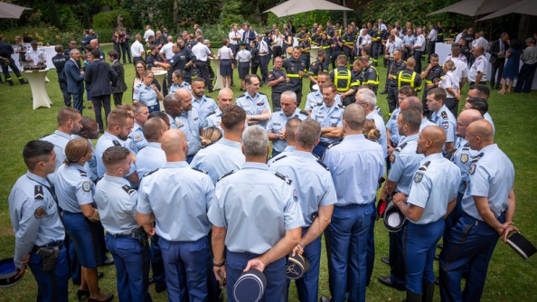 Photo de groupe, rassemblant des gendarmes, se tenant debout, sur une vaste pelouse, en présence d'autres agents de l'Etat.