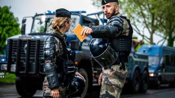 Un officier mobile indique une information à une officier mobile
