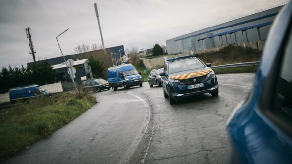 Cinq véhicules de gendarmerie sur la route en convoi