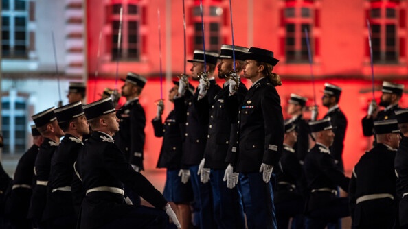 Les officiers de gendarmerie parrains au présentez sabre, devant leurs filleuls à genoux