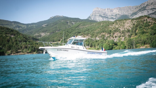 La vedette de la BN d'Embrun sur le lac de Serre Ponçon.