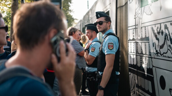Réservistes sécurisant l'espace entre des supporters de rugby et un tramway à Nantes.