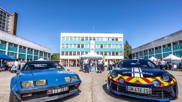 Véhicules de gendarmerie exposés devant la caserne.