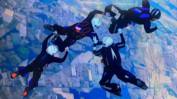 L'adjudante Maud et ses coéquipères faisant une figure dans les airs.