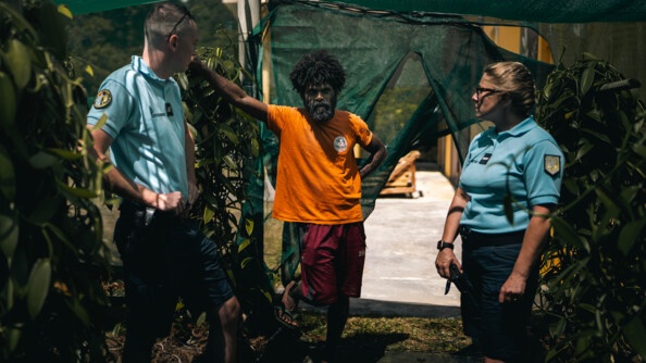 Gendarmes parlant avec un responsable de la Maison de la vanille de Lifou.