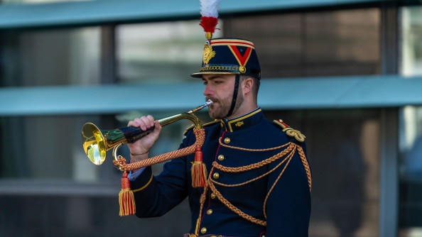 un gendarme de la garde r&eacute;publicaine joue du clairon