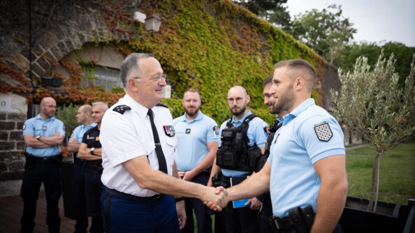 Le DGGN rencontrant des militaires du Centre des opérations.