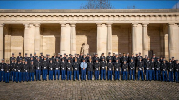 Photo des lauréats de l'ES2 devant un des batiments de l'école militaire.