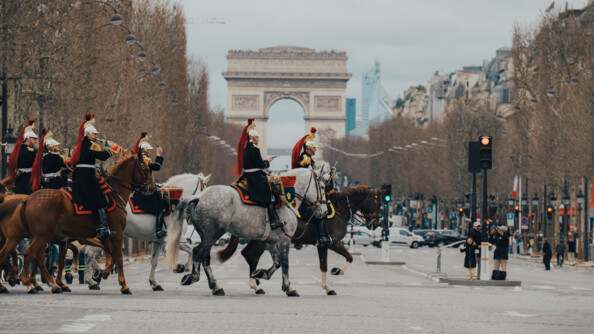 Des cavaliers de la musique de la Garde républicaine arrivent sur les champs élysées