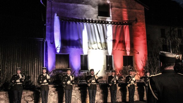Sept gendarmes devant la mairie de l'Hospitalet-près-l'Andorre.