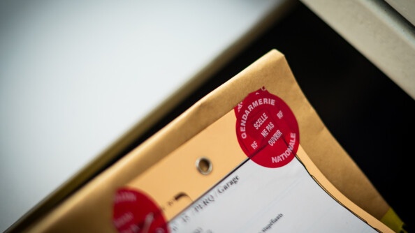 Zoom sur un scellé sur une enveloppe kraft