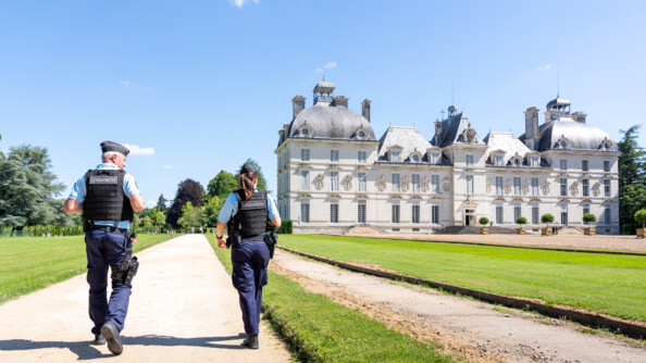2 réservistes en renfort DEPP devant le château de Cheverny